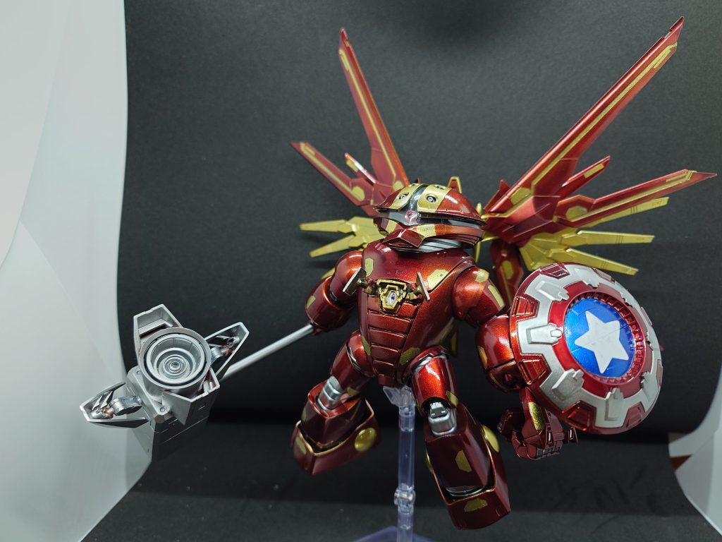 気になる胸部の新兵器とは…もちろんディスラプターです。初期型でユニットが大きいため、スペースの取れる胸部(胴体?)に装備したとかなんとか。(ここからのビームは、アイアンマンのユニビームオマージュですね)