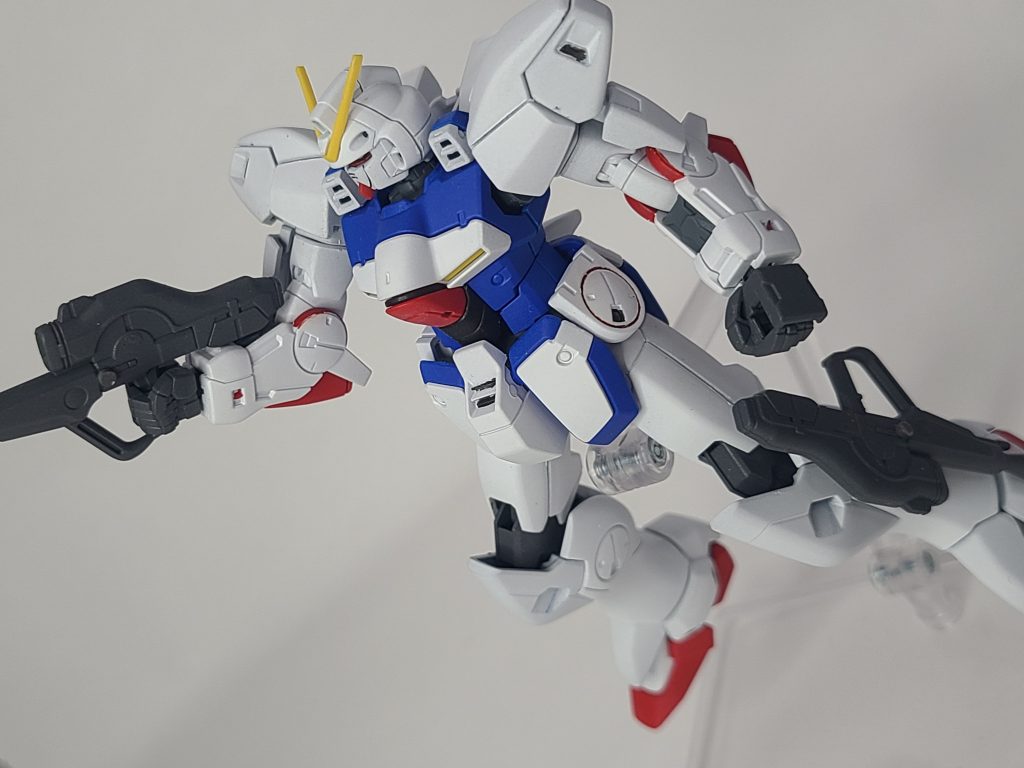 こだわりポイントとして足のハードポイント部分とライフルに磁石を取り付けてます。作中にあったビームライフルを足にマウントして攻撃する場面再現できます。