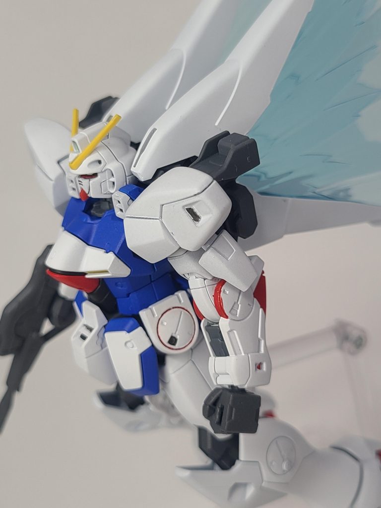 一部パーツを外すと取り付け可能な光の翼