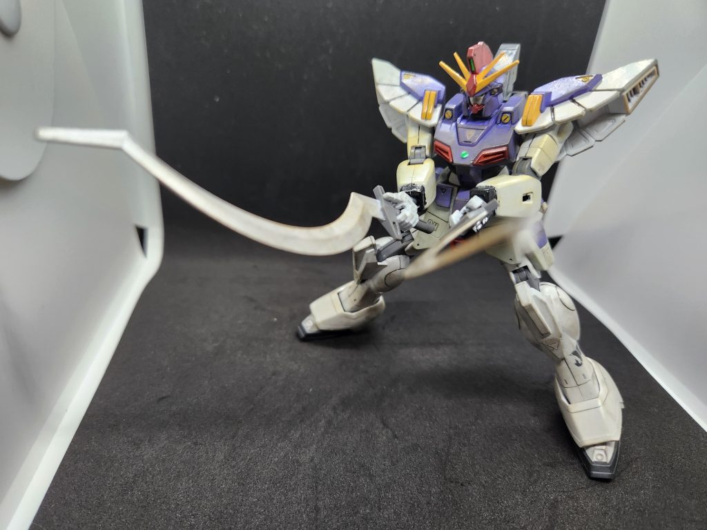 旧HGの箱絵風のポージングで1枚。サンドロック、EWの中でも特に武装が少ないイメージがありますがその分装甲とパワーがあるのでシンプルに強いなあと思ってたり。ちなみにWの中で一番好きな機体だったりします。