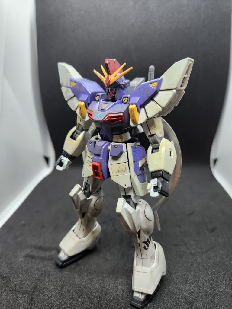 素立ち(斜め前?)で1枚。Wはデカールが売ってないのでGMデカール使いました。フィルム剥がすの楽しかったです(小並感)。左脚の004のマーキングはフィルム剥がす際に剥がれてしまいましたが…ダメージ感が出たのでまあいいかなと。