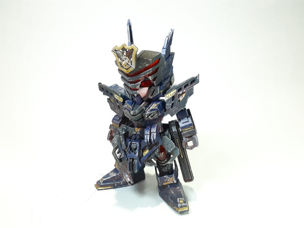 仮面割れして口元が真っ赤なのや額のエンブレムに切られた痕がイチオシポイントです