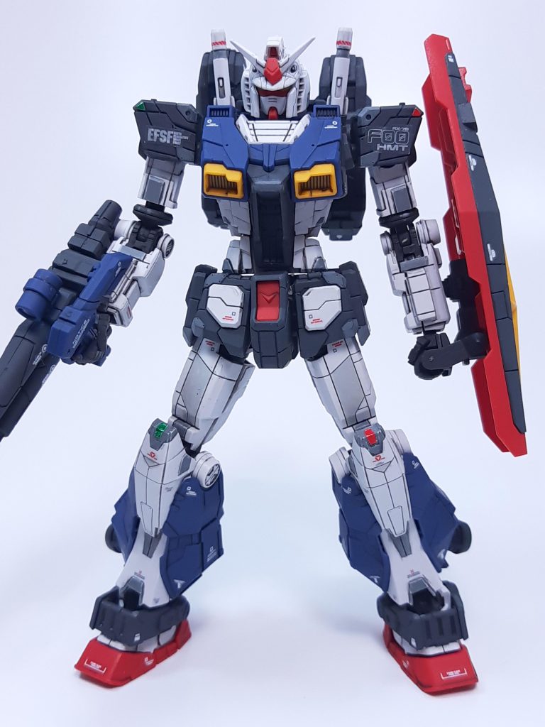 肩・腰アーマー、武器が成形色だと真っ黒でイメージに合わなかったので、黒色部分だけメカサフスーパーヘヴィに塗装しました。残りは成形色のままで部分塗装を筆塗りしました。