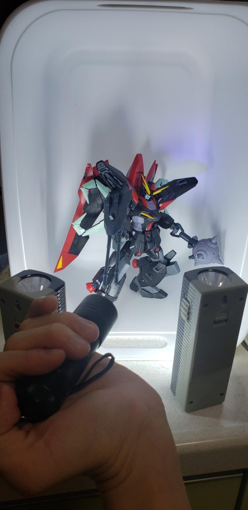 なお撮り方は百均で撮影ブース代わりを作ってる記事を参考(フルパクリ)して撮影してます(ブラックライトだけめっちゃアナログw)いつも撮り方とかこだわらず背景は汚部屋だったのでこれからは基本的にこの撮り方で行こうと思います！ご観覧ありがとうございましたー！そろそろエクシアとラゴゥくん作らねば…！！！