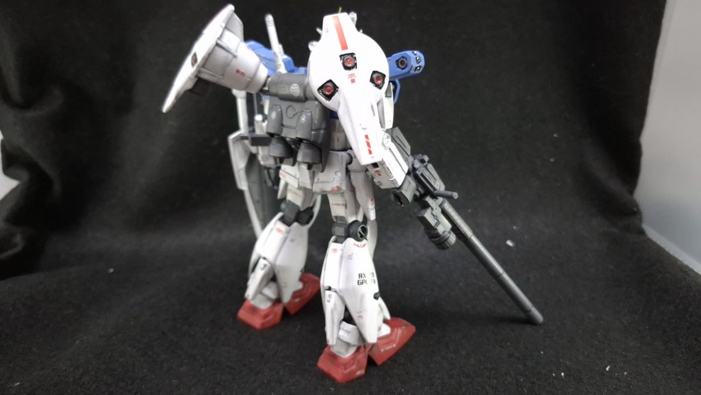 前回作ったグフカスタムは概ね目論見通りにできたのですが「目論見通りになるだろう、そりゃあ」な作り方でもあり、次の製作が壁にぶつかってもいました。なので・プラ板と真鍮線で首を延長・ロッドアンテナを真鍮線に置き換え・EZガンマズルの埋め込み・胸部センサーにUVジェルを使用・アイセンサーに塗装したHアイズを接着(失敗して結局シール)・塗装は主に「機動戦士ガンダム 水星の魔女」の水性ガンダムカラーを使用してちょっと違った印象に・ヘックス迷彩デカールの貼り付け(全然合わずかつ上手く剥がれなかったので、上から塗装し直す蛮行に走った)……といくつか初挑戦の試みをしました。既に書いたようにいくつかは実になりませんでしたが、まあそれも含めてやってみたことなので。本体色のエアリアルブルーは瓶の蓋より薄くない?という気もしますが、エアリアルらしくはあるこの色で旧キットのパッケージに近くなった感じもします。