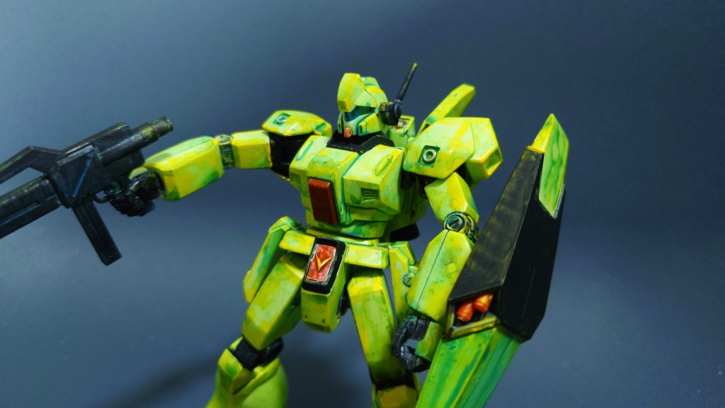 黄緑⇒黄色⇒うす―い青で塗ったあと、黒やら赤やらを入れました 