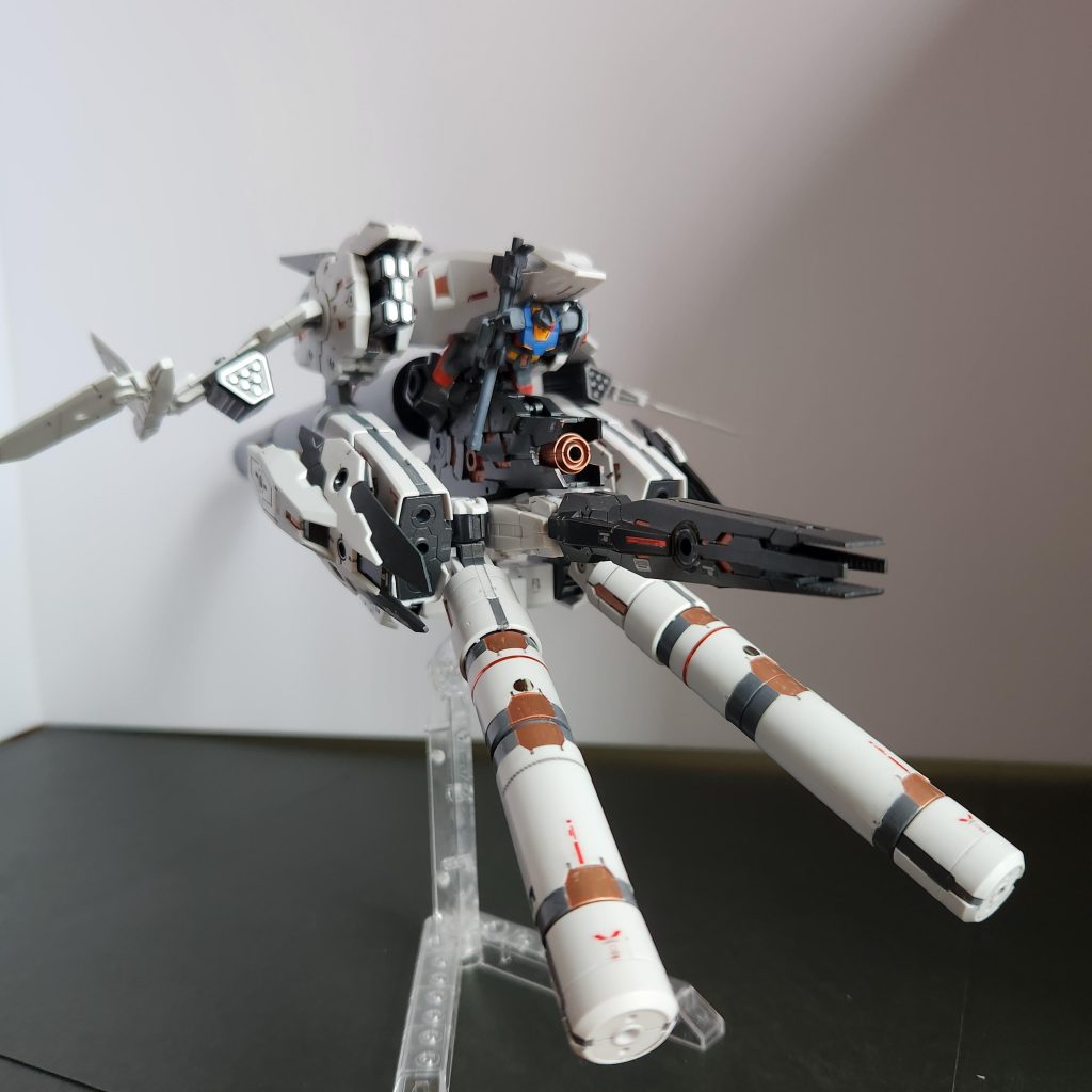 デンドロビウムみたいに大きなものにしたかったのですが1/144のガンダムではサイズが合わず、カプセルアクションでもまだ大きかったので、ミニフィギュアコレクションを引っ張り出してきました。