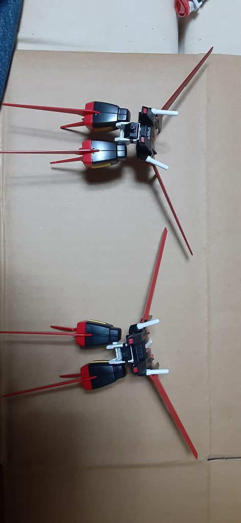 さてこのキット買った人の大半が目当てであろうエールストライカー、やっぱりHGCEのと比較するとウイングがやぼったいから個人的にあまり好きでない…色分けする為だから仕方ないけど、違和感あります。やはりこのサイズでなんでもパーツ分割するのは無理がありますね…