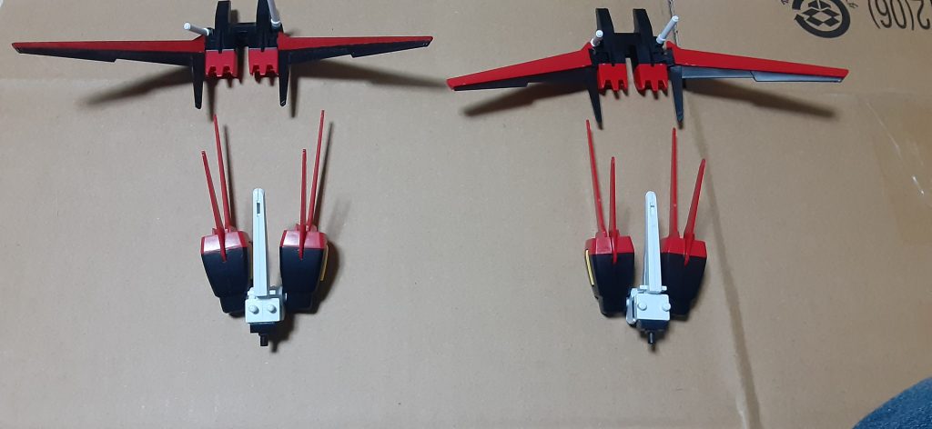 試しに上の部分入れ替えできるかなと思ったら、ダボの間隔が違っていてそのままだと付けられなかったです。左がHG、右がパーツセットのです。