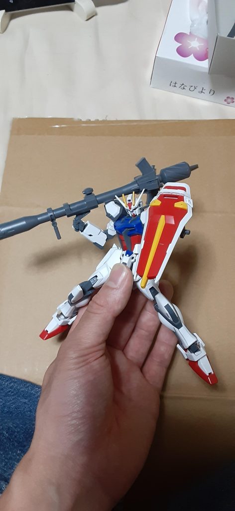 まずは対モラシム率いる部隊との戦闘を思い出すバズーカ‼️手持ちのEGストライクは塗装改造したのであまりいじっていないHGCEストライクで。何気に似合う。モラシム部隊との戦闘は手に汗握る展開でしたね。