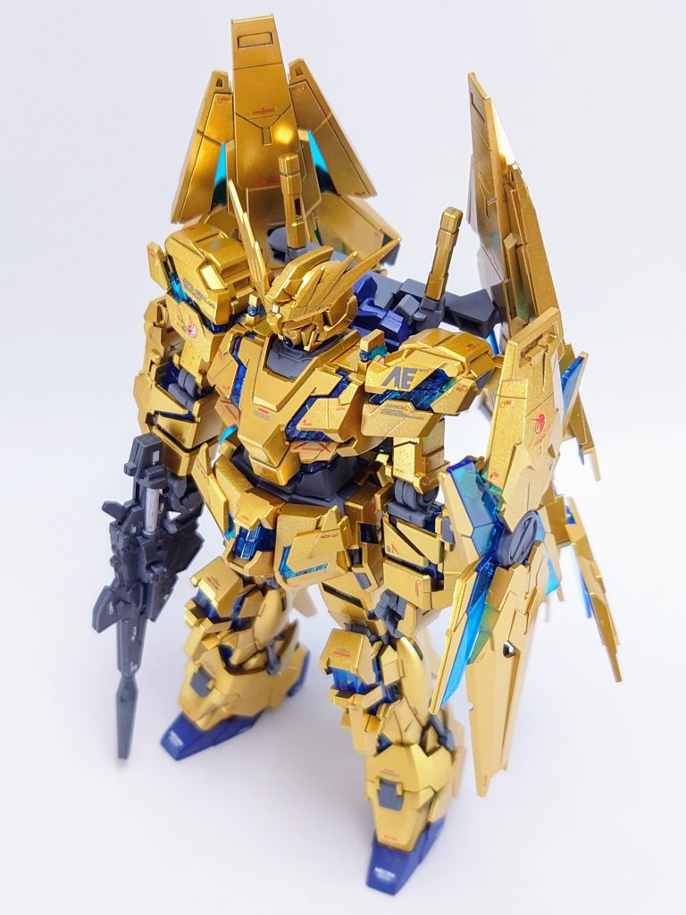 サイコフレームは塗装するか悩みましたが、クリアの見た目が好きなのでクリアコートのみ✋クリアブルーを吹いてみたけどあまり差が無かったのでフツーのクリアコートのみですが素地のままよりは艶が出て濃くなった様に見えるかと😆