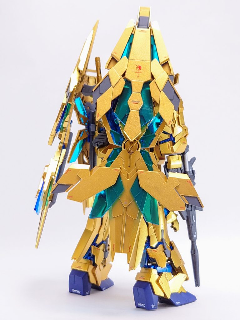 サイコフレームと金の外装は艶ありクリア✨その他外装とフレームは艶消しにしてみました✋背中のバインダー?のグレー部分は別パーツがいいですね、塗り分けが面倒くさいです⤵️塗り分け忘れてて後から追加でやったのが面倒くさくなった原因ではありますが😅