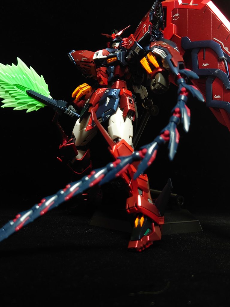 どうも、もとのエピオンの色はあまり好みではないので プリズムブルーブラックと赤2種はキャンディー塗装にしてみました。