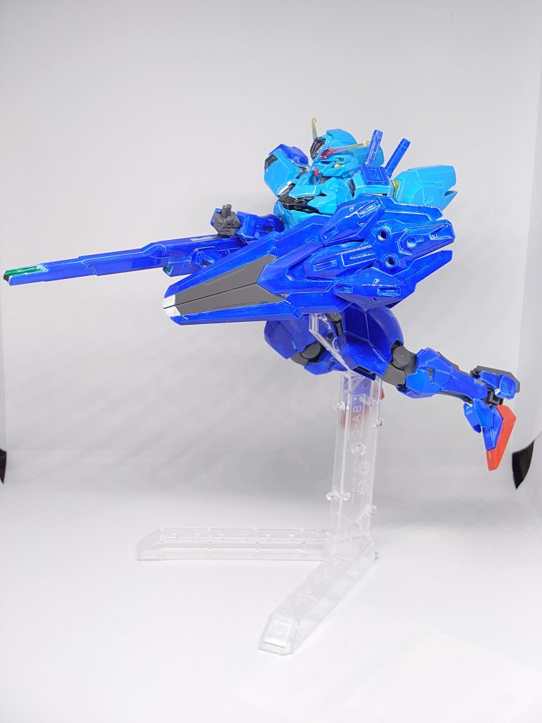 デフォでスタンド付きですが、この意味がよく分かるキットとなっています。自立できん(笑)。