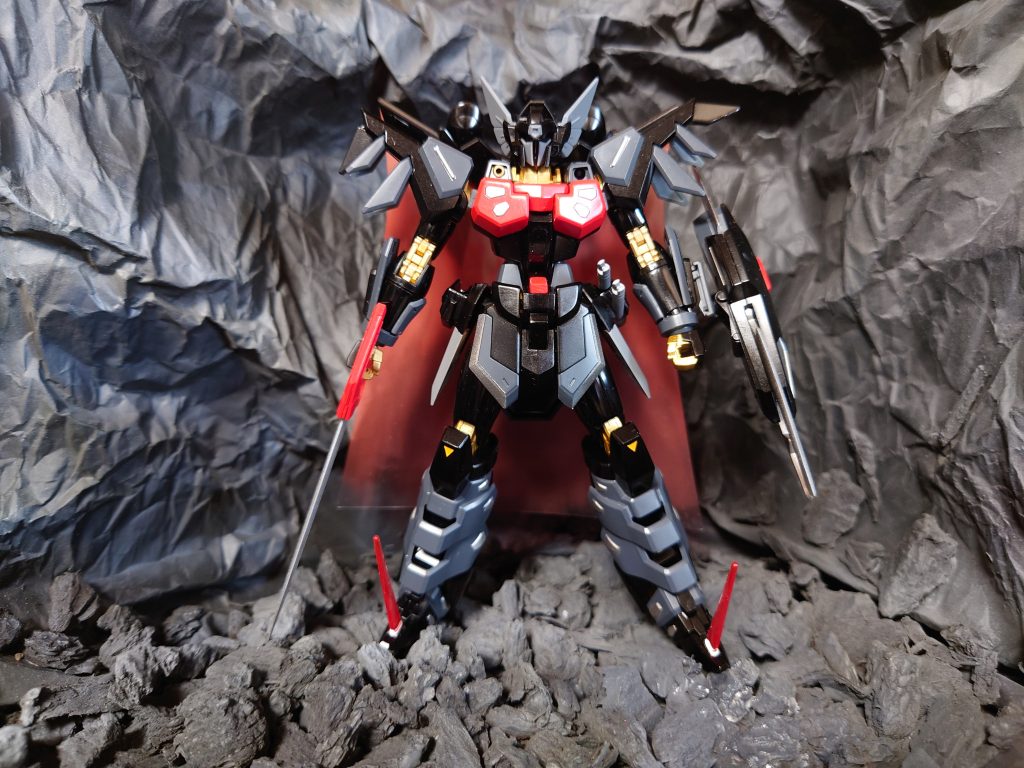 正面から。首横の金色のパーツ、ランナーごと捨てちゃったみたいなので、バンダイに部品発注してますが、中々来ないので組んでしまいました… 肘や膝の関節はガイアノーツさんのスターブライトゴールドとパールゴールドで塗り分けしてます。