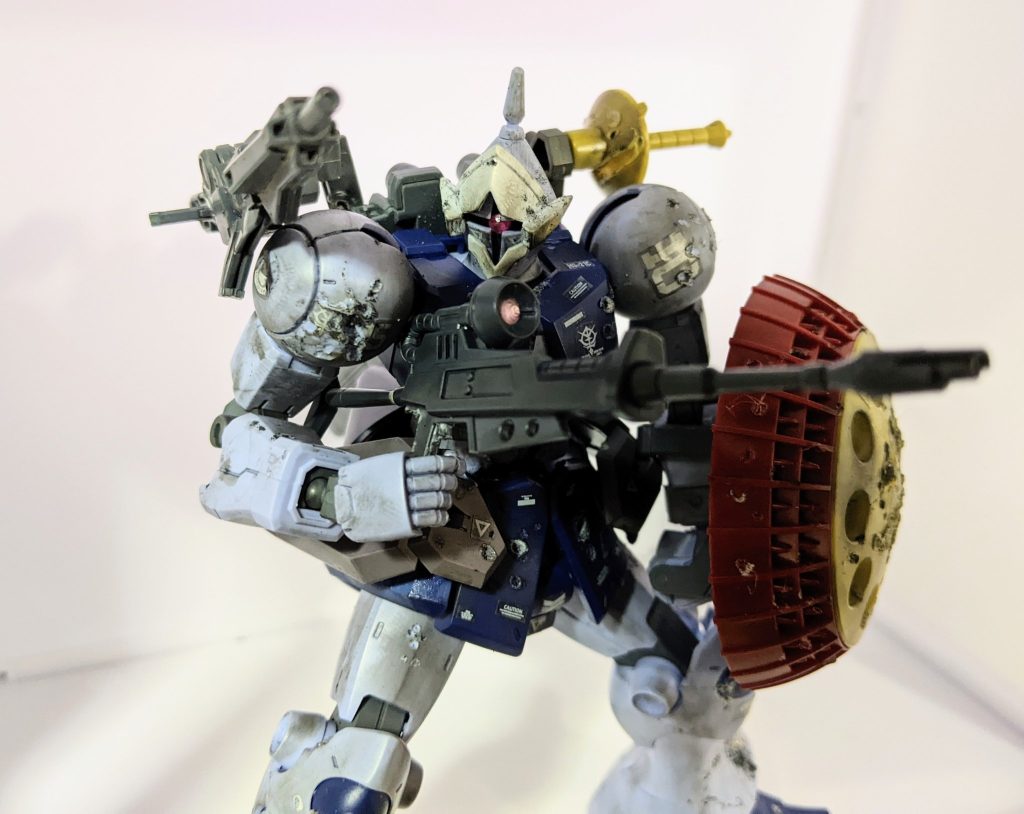 主な追加装備は高機動バックパックである。レールキャノン・サーベルラックを装備可能また手持ち武装としてゲルググのビームライフルを装備可能。 