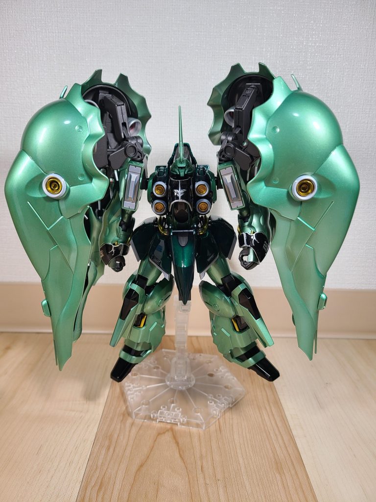 下地塗料EXブラック基本塗料にはメタルイエローグリーンで、かなり薄目のグリーンだったので手元にあった蛍光グリーンを混ぜて調色しました。なかなか良いジオン系のグリーンになったかと思います。メタリック塗装の後に、クリアグリーンを少量混ぜたEXクリアを2層濃いグリーンはメタルイエローグリーンの上に、クリアピーコックグリーンを3層して濃いめのグリーンに仕上げました。