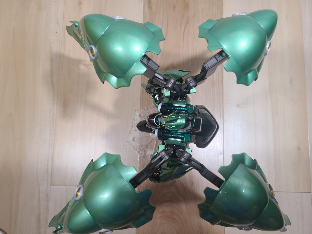 4枚羽根拡げると、自立しないのでアクションベースに乗せています