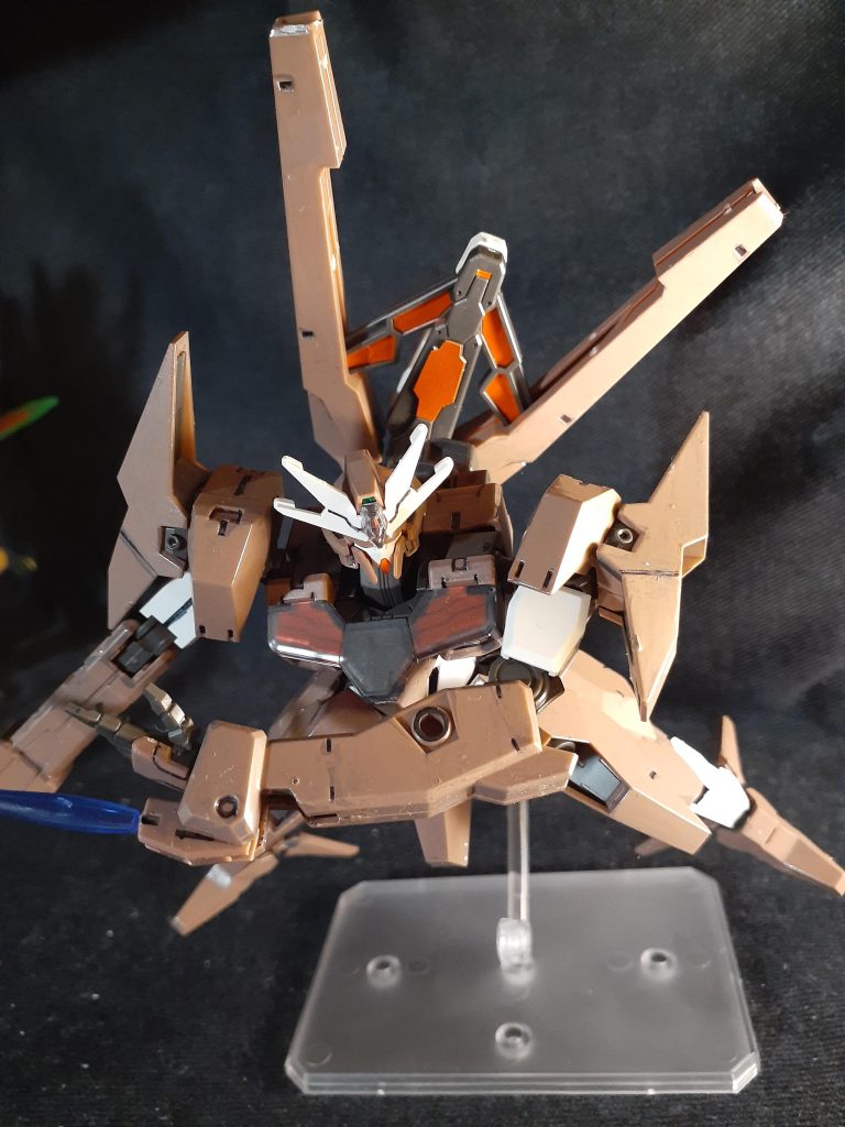 ビームサーベル展開、両腕の仕込み部分から柄が展開されるようになっています。