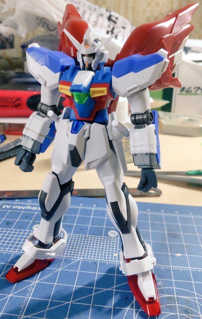 製作途中の写真。AGE-2とXが中々再販されないため、代用として、AGE-Ⅱマグナムの頭部(アンテナを余剰でついてくるAGE-2の物に交換)とガンダムX魔王の胴体を使用。Hi-νの腕が少し長く、サルみたいになってしまうので二の腕部分を切り詰めて接着。シナンジュのバックパックもかなり大きかったので、全体を少しだけ切り詰め。(それでも大きいのですが…)手の部分は次元ビルドナックル[角]のMサイズに交換しています。