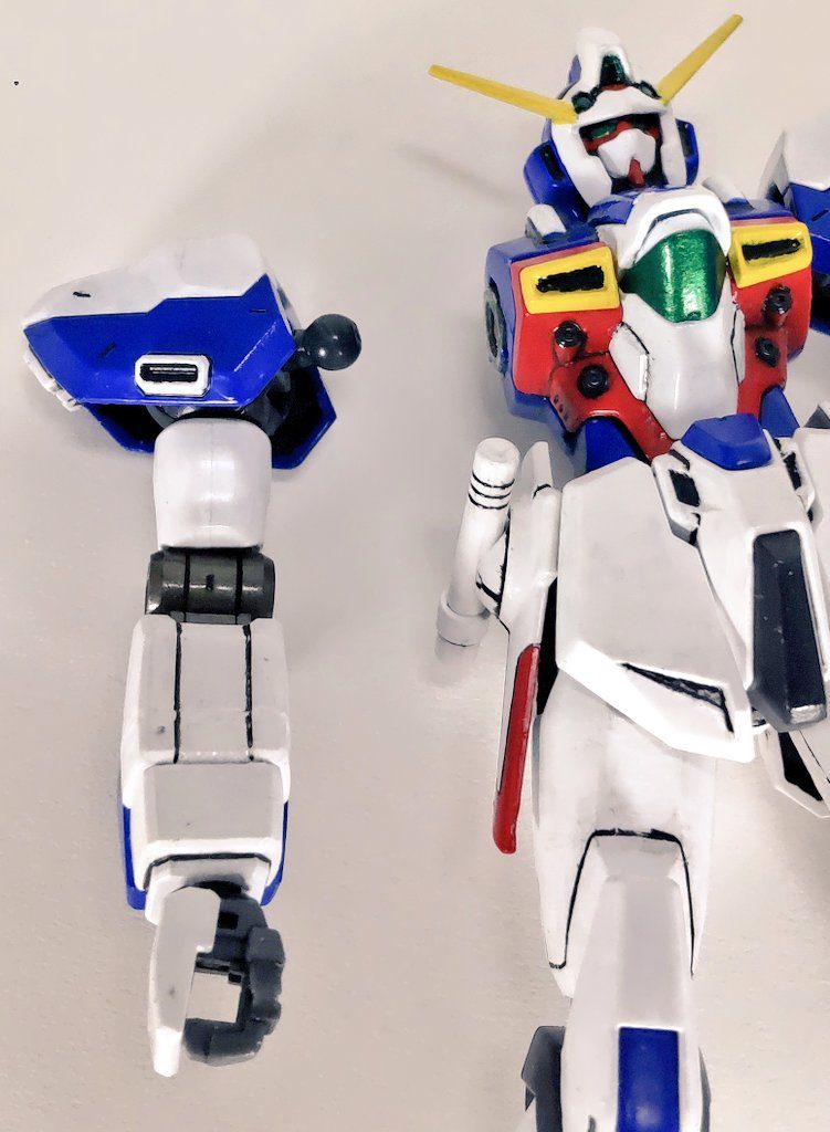 Xの胴体とHi-νの腕の接続が異なるため、ジャンクパーツと3mmのプラ棒にて接続ピンを自作。