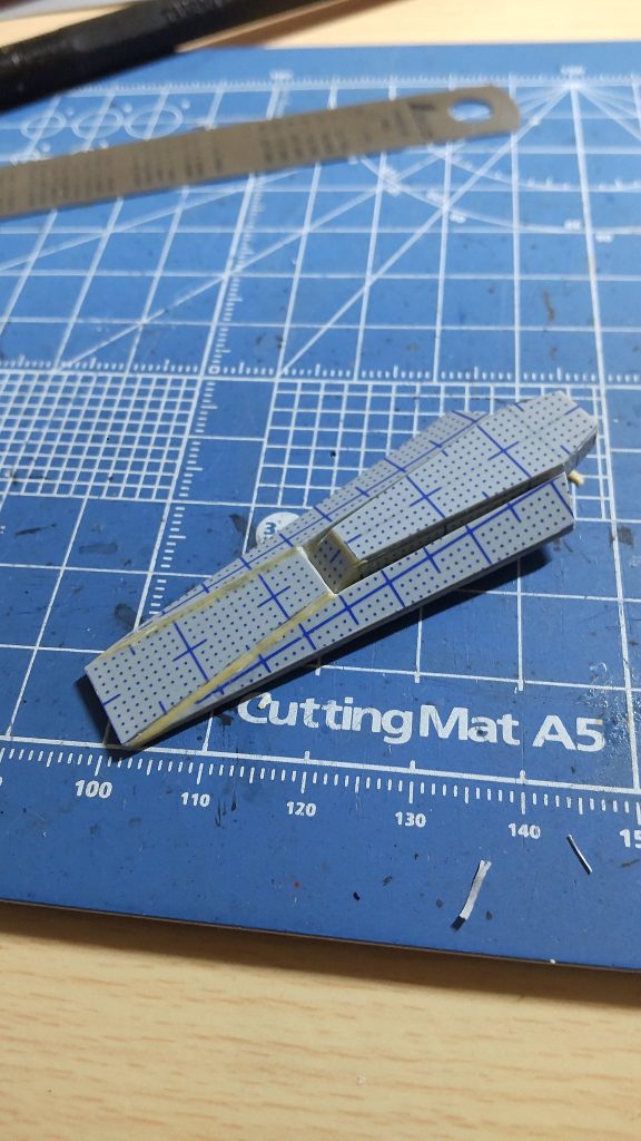 AGE-2のシールドは、ゲーム内ではサイズを最大にしていたので、やむなくプラ板とパテで自作。ネットの画像とにらめっこしながら作ったので、ここが一番大変でしたw