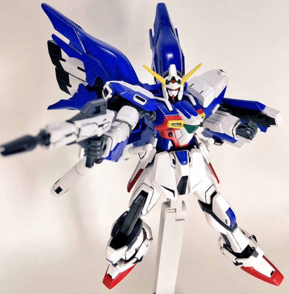 機体構成として、頭部　ガンダムAGE-2胴体　ガンダムX腕部　Hi-νガンダム脚部　ビルドストライクガンダムバックパック　シナンジュとなっており、標準装備としてビルドストライクのビームライフルビルドストライクのビームサーベルAGE-2のシールドとなっております。 