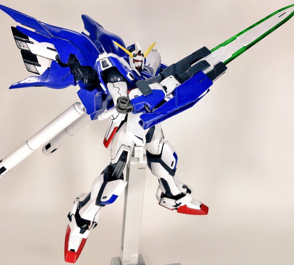 他にも武装として、強化ビームライフルGNソードⅢがあります。なおGNソードを装備させる際、Hi-νの腕部マシンガンのカートリッジが干渉するため、外しております。