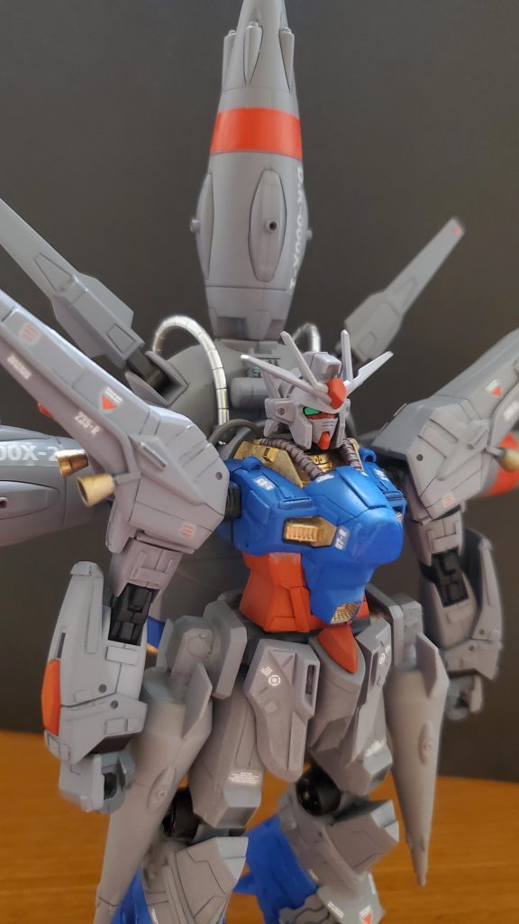 あとがき:今回の機体を開発するにあたり以下の技法を行いました。ミキシング、スジボリ、パテ整形、パイピング、リペイント、首間接延長、膝間接延長、パテ、スジボリ、延長は初の試みでしたw粗い部分は大目に見てやって下さいwミキシングにはドレッドノートをベースに、プロヴィデンスショルダーアーマー、プロヴィデンスドラグーンユニット、ライジングフリーダムアーマーユニット、カミキバーニングヘッドユニットをそれぞれ使用しました！カラーリングはすべてガンダムマーカーエアブラシでおこなっています！機体色のグレーはガンダムマーカーで調色しています！
