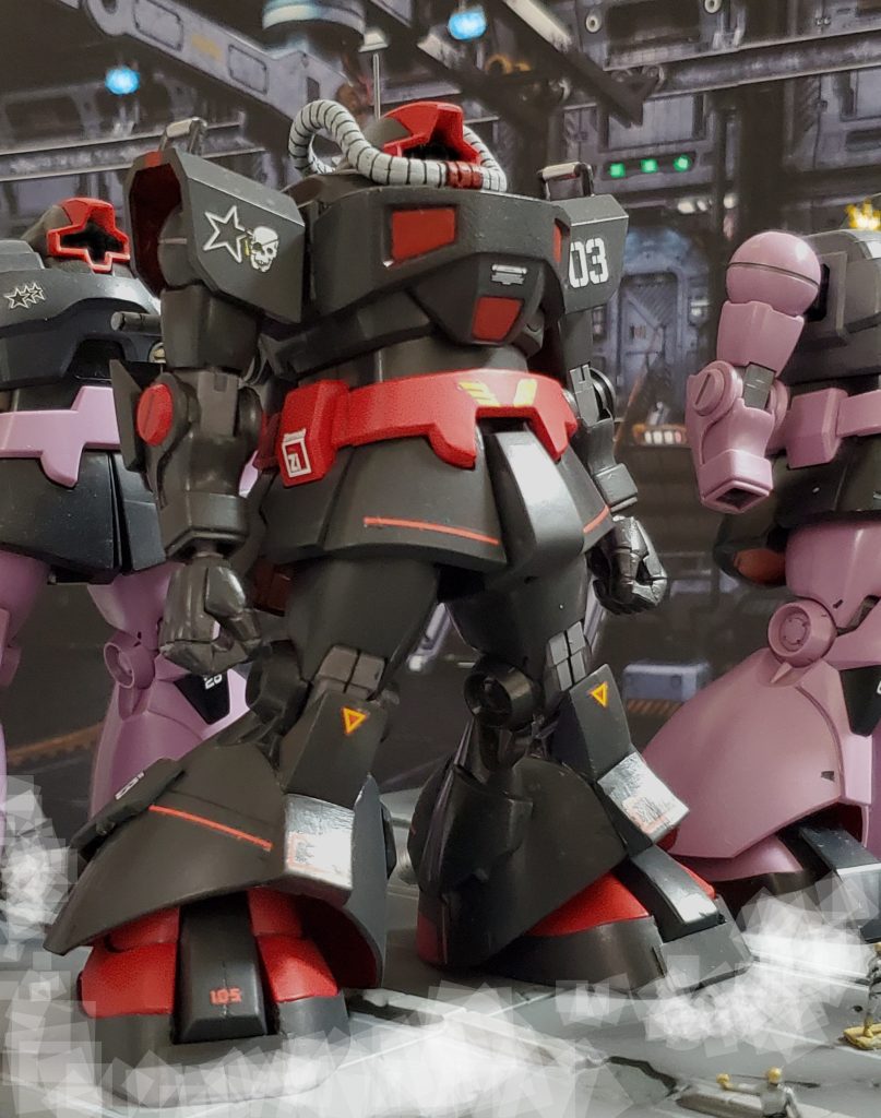 宇宙世紀0079年10月中旬、カリフォルニアベース生産ラインにてザク、グフに代わる量産型ドムの生産が進む中、試作機の余剰パーツを利用する事で先行して完成したYMS-09-3『プロトタイプドム３号機』❗パイロットのカート・ラズウェル中尉のパーソナルカラーと『修羅の双星』のエンブレムマークを右肩に施し、ついにロールアウト👍✨エースパイロットを得たドムは北米戦線に舞い降りる～✴️