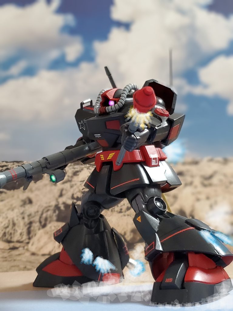 プロトタイプドム３号機には近接戦闘用にサーベル部分を白熱させ溶断するヒートサーベル、サブ武器としてシュツルム・ファウストが装備されている👍シュツルム・ファウストは命中精度は低いが近距離では問題にならず、破壊力が高い上、どの機体でも携行が容易である事から多くのパイロットが使用していた😊🎶そして宇宙世紀0079年11月初旬❗次々に訃報がジオン地上軍に飛び込んでくる😱💦連邦の『木馬』に歴戦のエースパイロットが続けざまに敗れ、さらにはレビル将軍指揮する連邦の大部隊により地上の最重要拠点『オデッサ』が陥落したのである😢✨このオデッサ陥落により地上でのミリタリーバランスは崩れ連邦軍に傾き始める…💦そして、北米戦線も徐々にではあるが防衛ラインが後退し始めていた😔💦