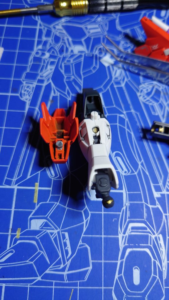 膝の部分はジョイントを差込み、接着剤で固定しました。