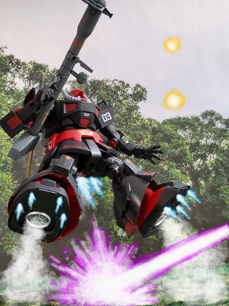 四方八方敵だらけの地獄の戦場で、まさに修羅の如き戦いをみせるラズウェル中尉のドム😆🎵その時❕警告アラーム⚠️が鳴り響き、鋭いビーム粒子がドムを襲う～😱💦間一髪で回避するプロトタイプドム３号機👍✨ラズウェル中尉は、アラームから着弾までが早い事から攻撃は狙撃型のものと瞬時に推測する🤔💡