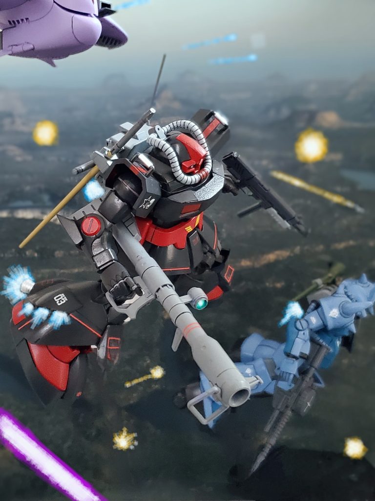 宇宙世紀0079年11月下旬、シャア大佐の『木馬』追撃によりジャブロー最大の出入口『宇宙船ゲートエリア』の特定に成功👍南米アマゾンに位置する広大な連邦軍地下基地の中枢エリアを特定したのである😔✨ジオン軍はオデッサを失い劣勢になりつつある戦況を打破するため、起死回生の『ジャブロー攻略作戦』を発動させる😆🎵シャア大佐の『マッドアングラー隊』を中心に『シーサーペント隊』『ナーガⅢ隊』の潜水部隊が地下水脈から内部に侵入❗ジャブロー本部、MS艦船工房の破壊が目的である😎✨そして潜水部隊侵入のサポートとしてカリフォルニアベースには、ガウ編隊での陽動降下作戦が命じられる✉️上空からジャブローに降下し連邦の目を引き付ける極めて危険な任務である😱💦作戦本部長のキリー・ギャレット少佐はこのMS部隊指揮官にカート・ラズウェル中尉を任命する❕18機からなるガウの大編隊から次々に降下するMS部隊🪂ラズウェル中尉はパイロットたちに檄をとばし降下作戦を開始する～👊✨