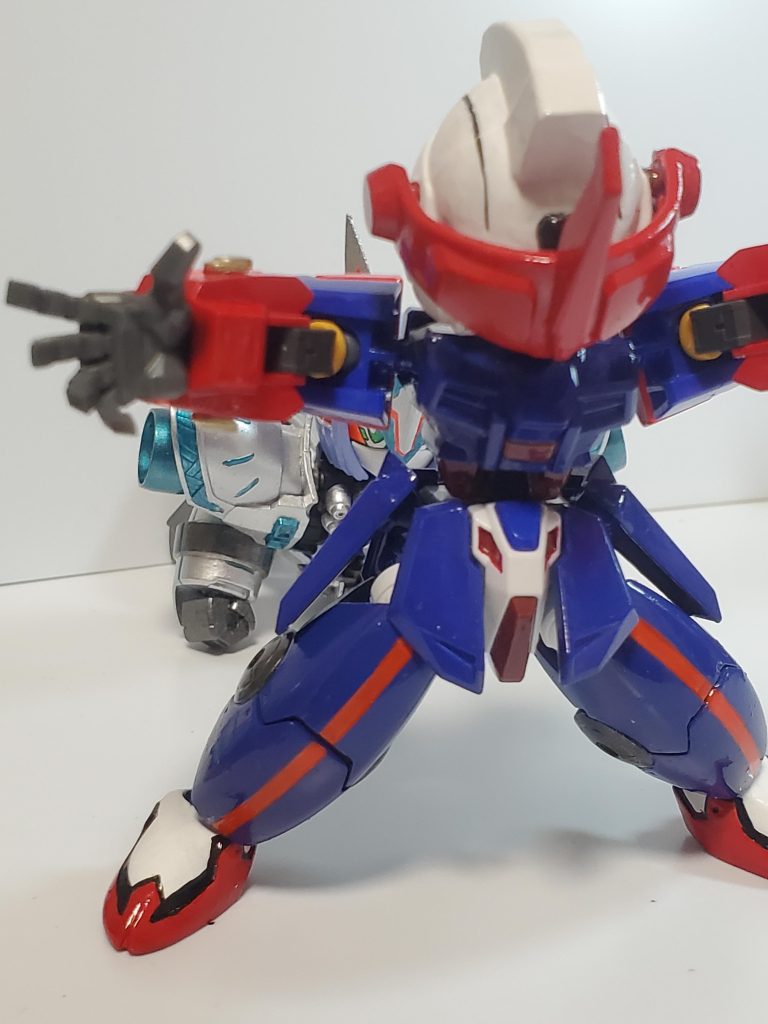 避ければ後ろの少女が危ないが、彼女を抱えて回避するには難しい。兵士は即座に少女に背を向け、自身の身体を盾にする事を決断する。「もう、逃げない…守るんだ、俺が、今、ここで!」