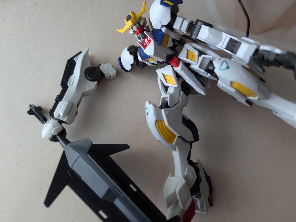 子どもが作ったバルバトスルプスレクスの腕は肩の軸がポキっと逝ってしまいました。