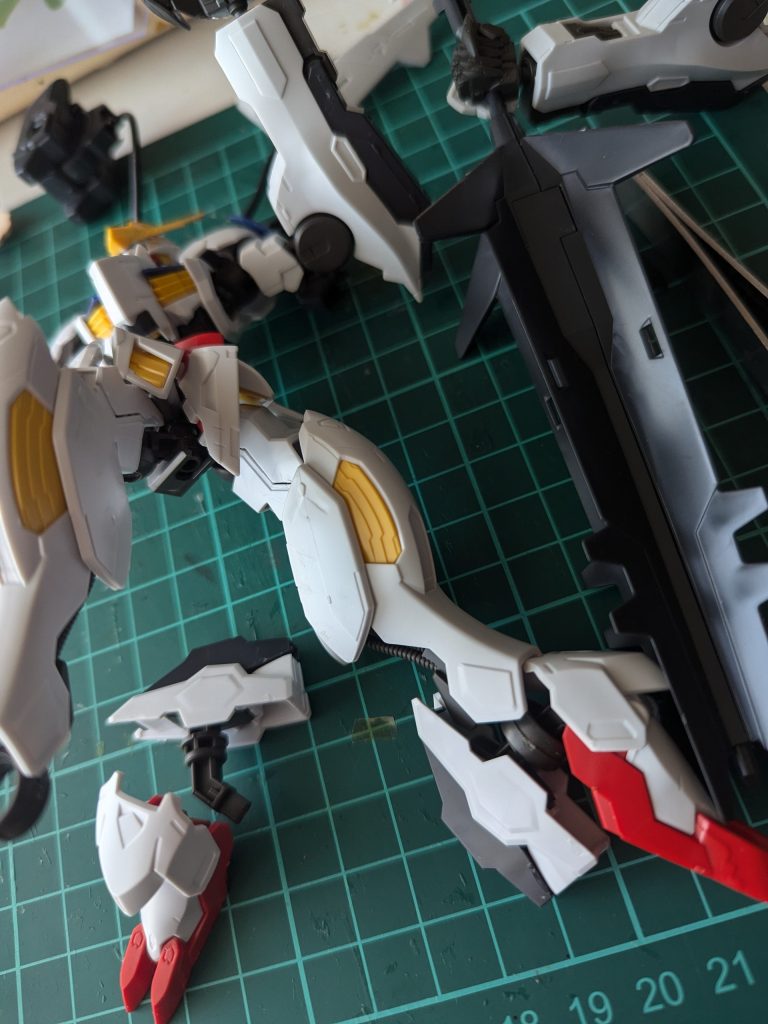 もういらないから好きにしていいよ~と言うのでとりあえずシールを全て剥がしシールがあった部分は粘着剤を拭いて落として筆で塗装し直しました。