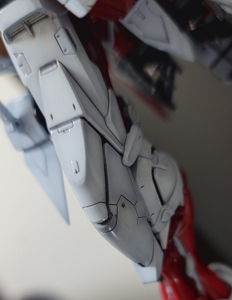 大腿部のディテール追加部。ほとんどスジボリ彫り彫りですねー。ダクト部中央の支えも参考作例の見様見真似でやってみましたがわりとすんなり出来ました。