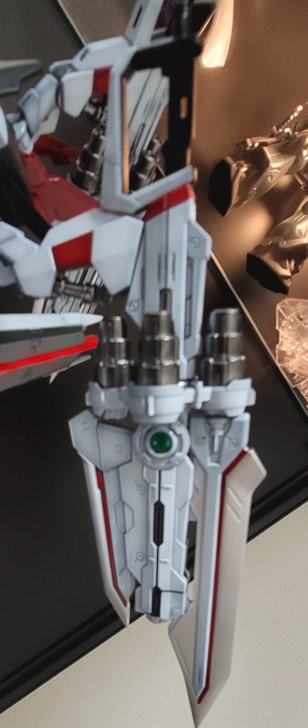 カレトヴルッフMGなら始めから別パーツになってそうですが、なぜかこのキット中央の緑部分がシール対応でしたのでHアイズ5.5mmを埋めました実は内部も元の丸みを平らに掘る→薄くスライスしたプラパイプを段々に重ねた物を入れてカメラレンズのようなディテールを埋めているのですがスマホカメラでは接写できず…見せられず残念…少なくともここは無塗装派含め絶対クリアパーツのが良いのでこれから組む予定の方はHアイズ5.5mmを6枚用意しましょう!ピッタリハマるので接着も要りません