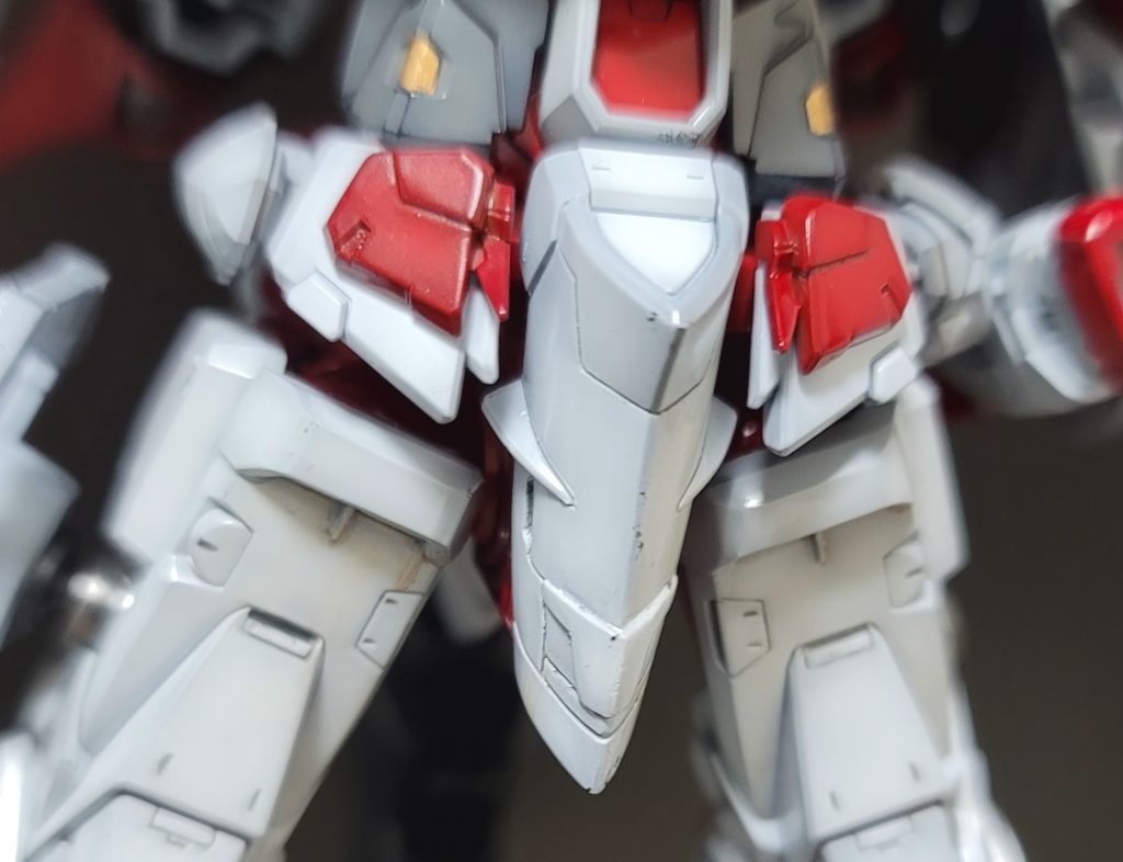 腰部赤の外装に1枚追加装甲を重ねる感じで追加。股の中央はスジボリ追加と、ゴリゴリ彫ってたらパーツを貫通してしまい…それっぽくプラ板で穴を塞ぐ形で対応結果的に立体的なディテール追加になってよかった?かなと