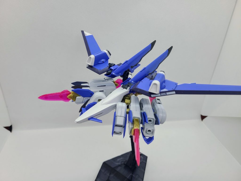 追加装備が合体したMA形態。バックパックは核が搭載されたハイブリッドエンジンで任意で起動が可能。幼なじみの子が操縦してバックパックで背中を押す的な!seedコンに出す機体に使う予定だったライフリとイモジャのバックパックのミキシングに、色々と混ぜた物になります。(もうよく分かんない笑)試しに付けたら意外とカッコ良かったので採用しちゃいました。