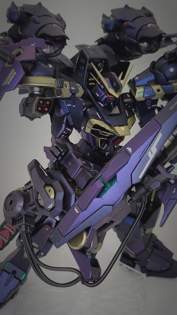 大口径高圧縮粒子連続照射型長射程砲｢クトゥグア｣本体からのエネルギー供給ではまるで足りないので、内蔵した小型核動力と増幅器で高火力を実現した。全てを焼き尽くす｢無慈悲な灼熱｣材料はユニコーンのバズーカ、ビャクチの脚、エクシアとガンヴォルヴァのシールド、デスサイズの鎌の頭、そしてメタルグレイモンの腕である！