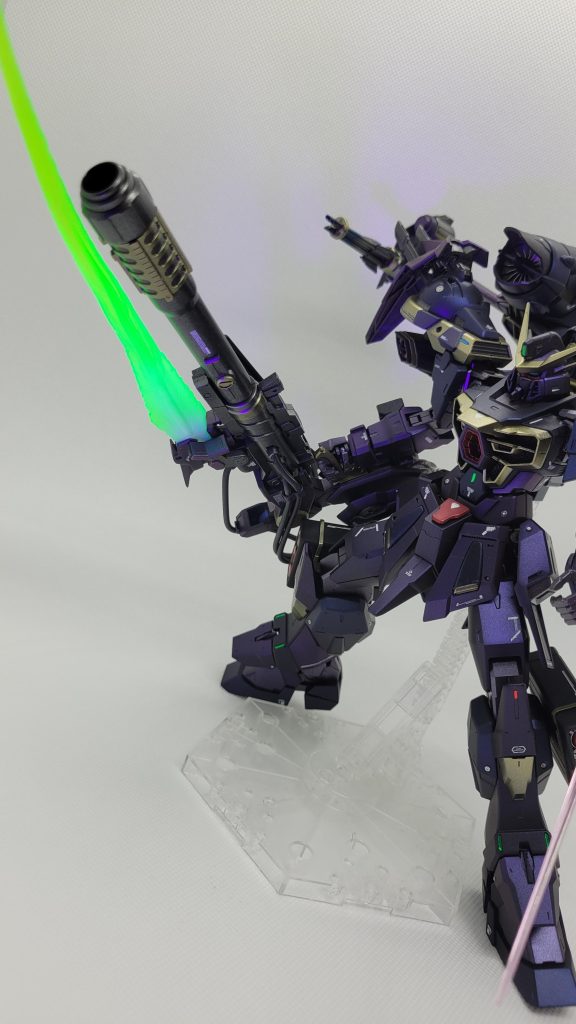 アドラーはロマンの武器でカッコいいけど、あの細い銃身を柄にしてぶっ叩くのが｢う～ん｣だったのでオリ武器制作ビームトンファー｢アンサラー｣砲身を引っ込めて高出力の大型ビーム刃を発振させれば接近戦にも対応可能