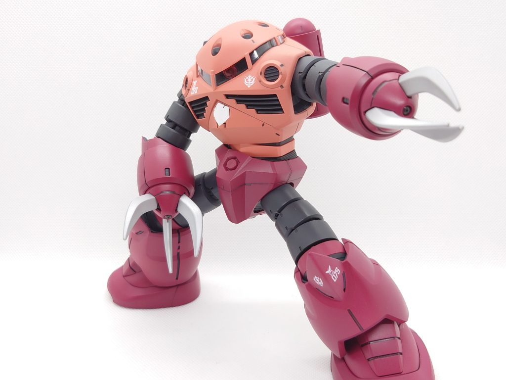 んで写真撮ってて思ったんですが、フォルムが独特&手持ちの武器が無い為ポージングが難しい。中々良い感じに決まらなかった