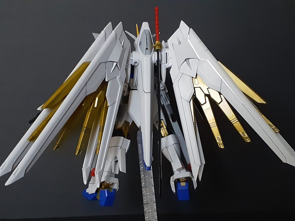 新しいメタリックグロスインジェクションパーツは金色の発色はいいけど肩関節はじめ固いのが一長一短ですね。これで百式作り直してほしいかも。