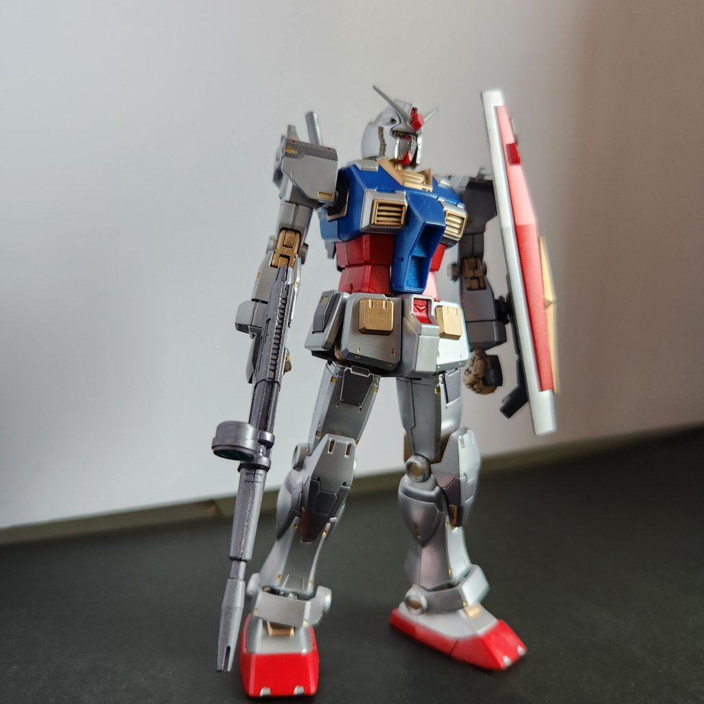 ガンダム単体です。超合金ガンダムのチラシを参考にしました。