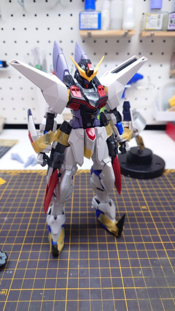 初期構想つま先部分にデスサイズのものを使うことは考えていて、当初はテスタメントガンダムのつま先に移植を考えていました。バックパックもブリッツのスラスターがついたままとなっています