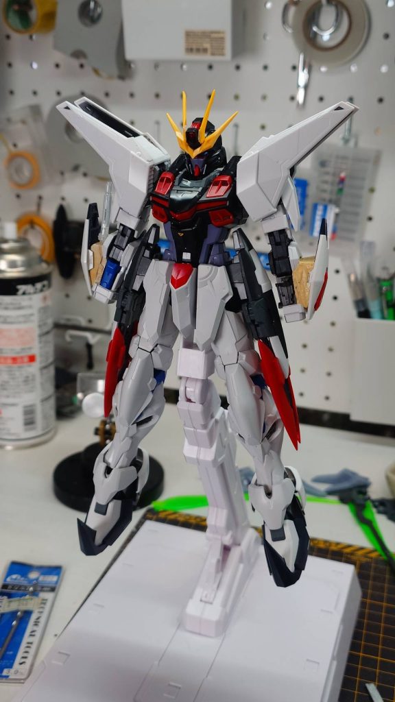 アンテナの位置を頭部後方にするか既存のアンテナに追加するか迷っていました。腕部ストフリのパーツはパテでくっつけディテール追加をしています。