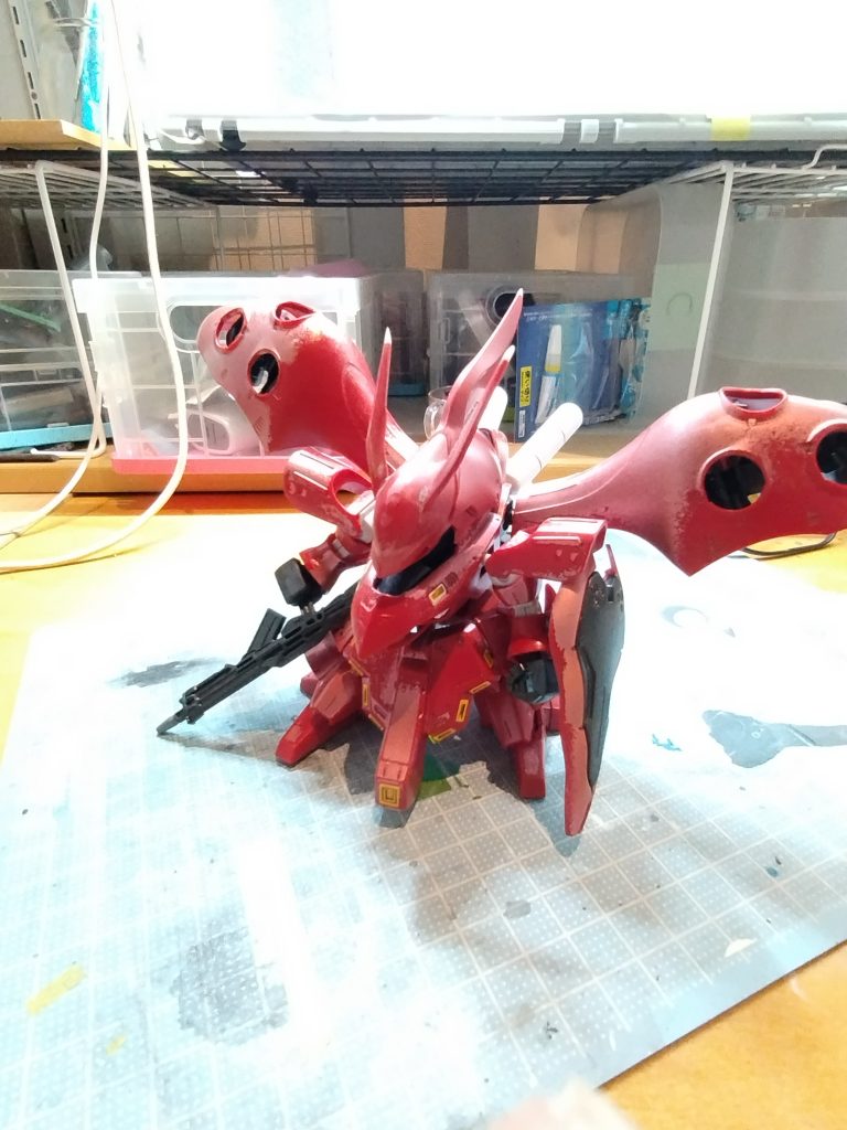 再塗装前前回の塗装が剥がしきれない…ゲート処理も甘くやり直しアンテナのシャープ化と肉盗みのパテ埋め