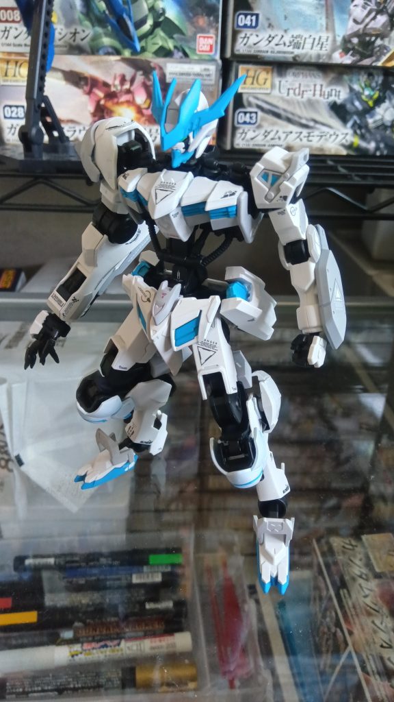 素体はこんな感じです。膝関節の下にもう1つ関節を増やして獣のような感じにしました。